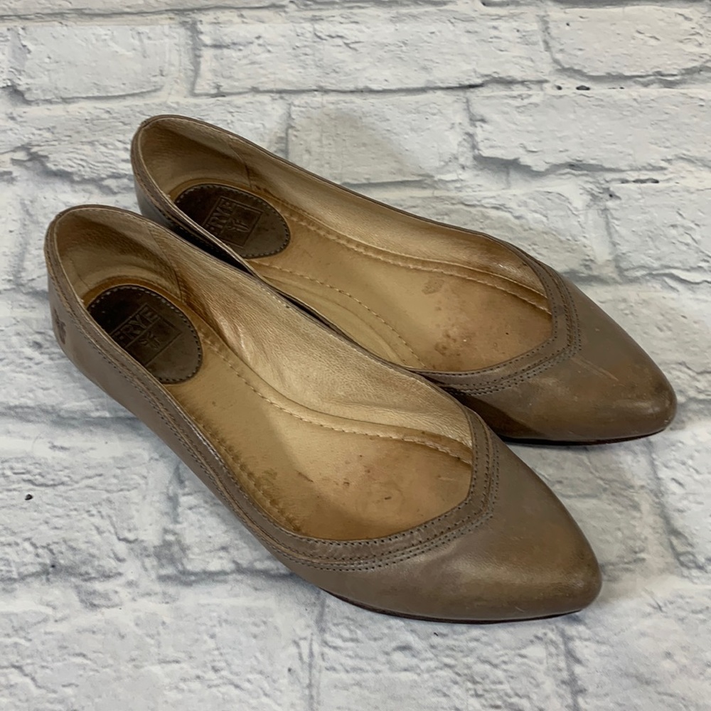 Frye Leather Pointed toe slip on flat shoes Size 8 Light brown